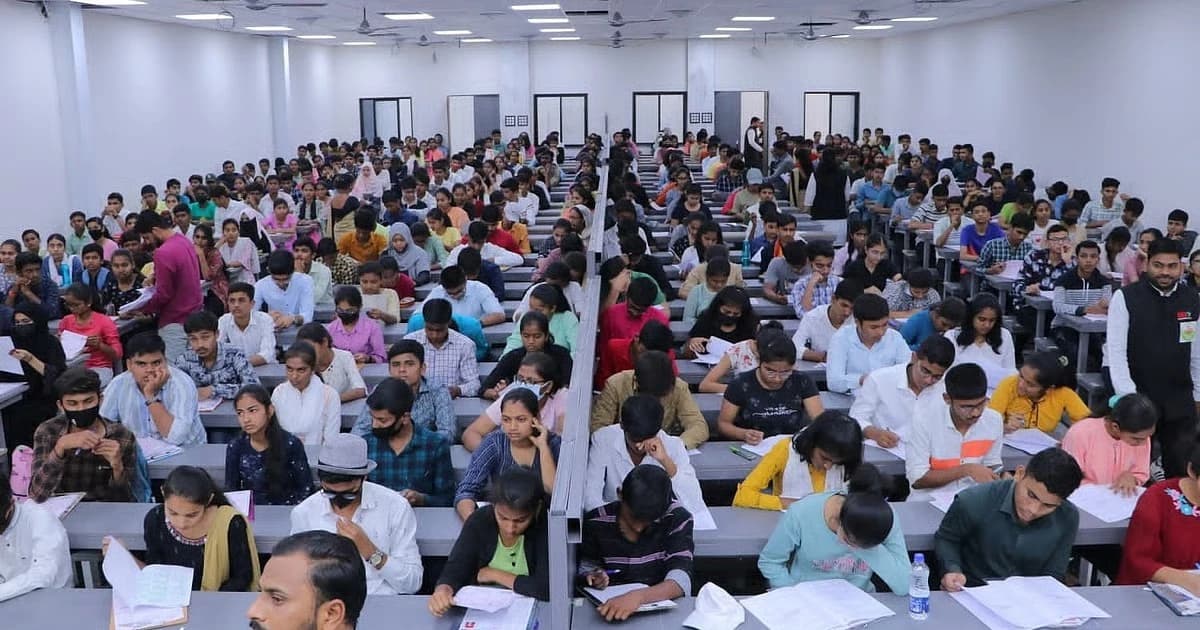 Sinh viên các Viện Công nghệ Ấn Độ áp lực phía sau 'tấm vé vàng'