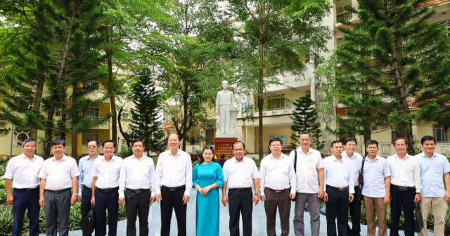 Bí thư Tỉnh ủy Cà Mau làm việc với Trường THPT chuyên Phan Ngọc Hiển