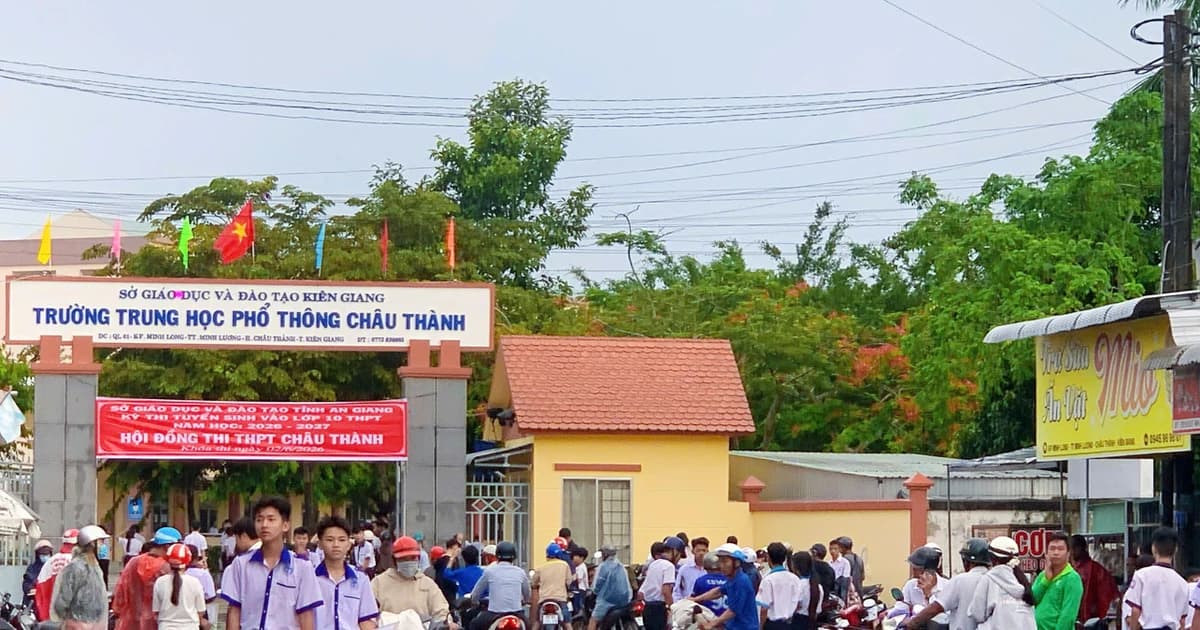 Phụ huynh An Giang lặng lẽ tiếp sức cùng con trong Kỳ thi tuyển sinh vào lớp 10