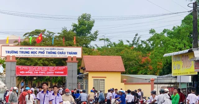 Phụ huynh An Giang lặng lẽ tiếp sức cùng con trong Kỳ thi tuyển sinh vào lớp 10