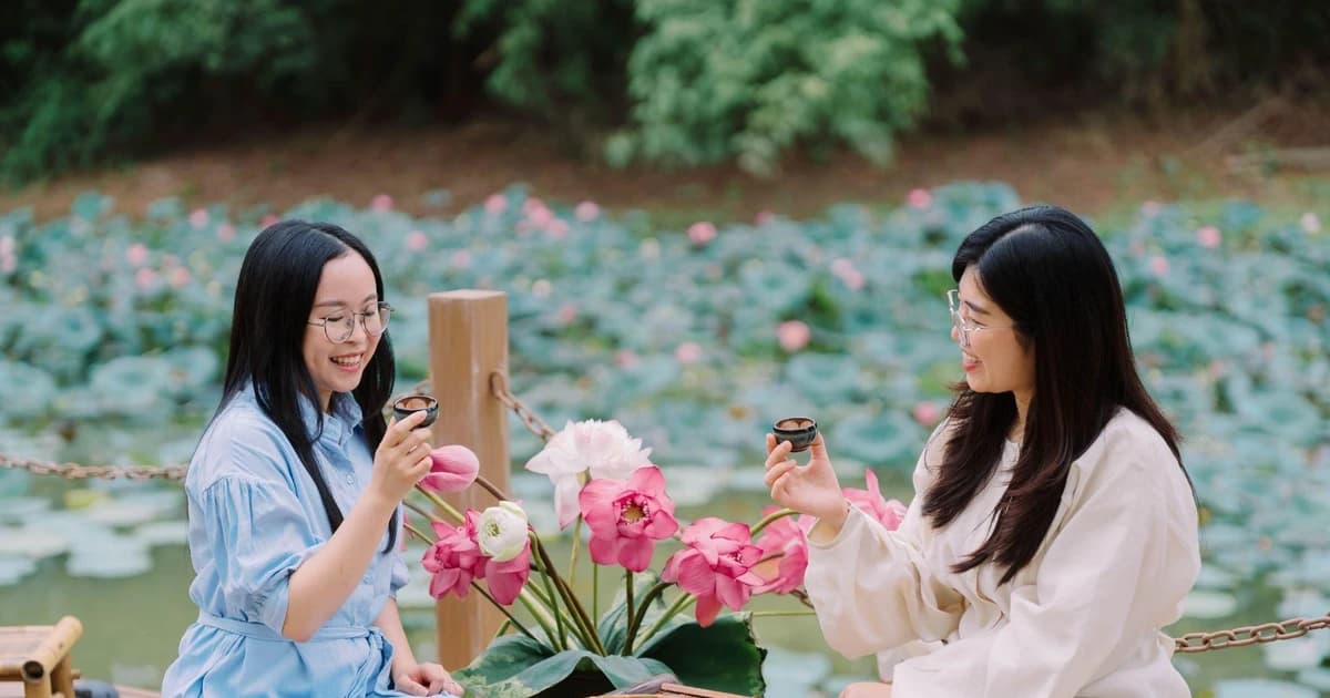 Mùa sen nở rực rỡ biến ĐH FPT thành điểm đến giàu bản sắc