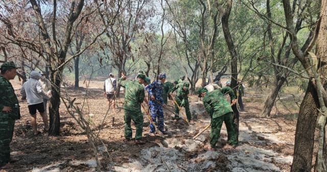 Huy động hàng trăm người khống chế cháy rừng tràm ở Quảng Trị