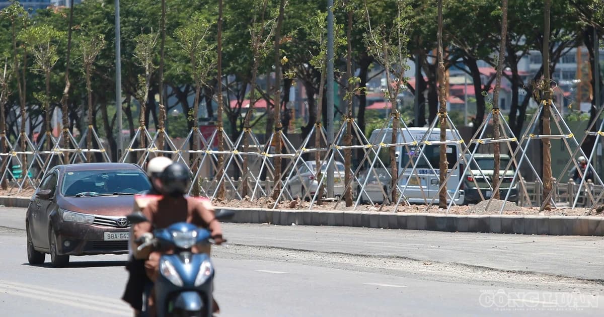 Hà Nội: Mặt đường loang lổ như áo vá, tiềm ẩn nguy cơ mất an toàn giao thông
