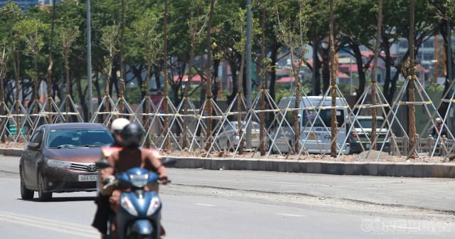Hà Nội: Mặt đường loang lổ như áo vá, tiềm ẩn nguy cơ mất an toàn giao thông