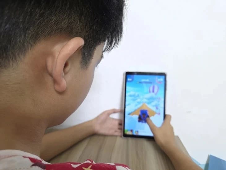 Nỗi lo từ chiếc điện thoại trên tay trẻ em