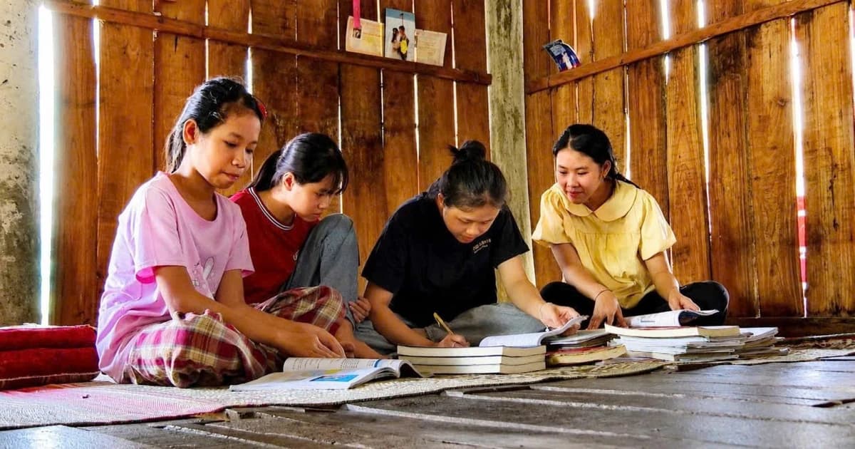 Phụ huynh lặng thầm đồng hành cùng con mùa tựu trường