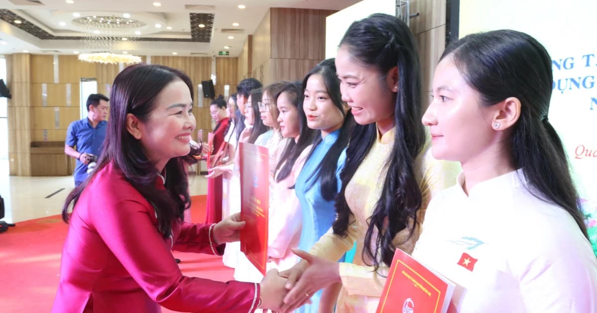 Quảng Trị trao quyết định trúng tuyển viên chức cho hơn 400 giáo viên