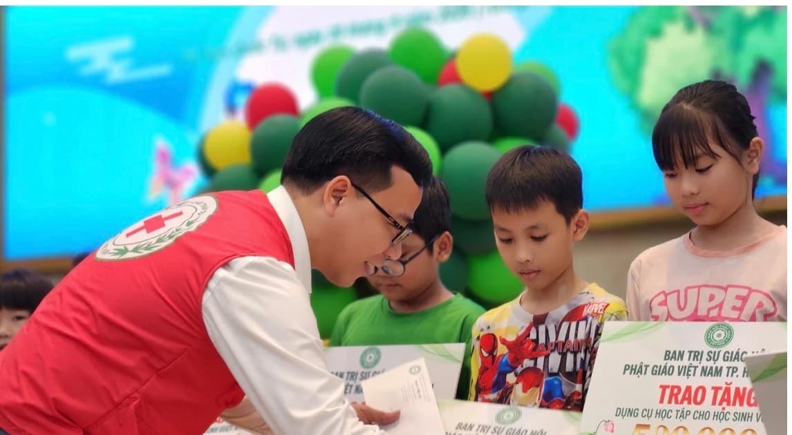 Ấm áp đêm hội 'Trung thu yêu thương' dành cho trẻ em khó khăn ở TPHCM