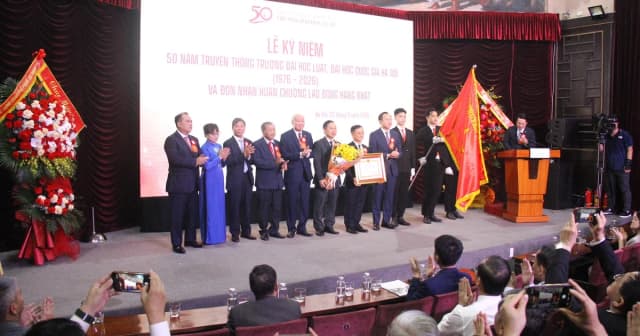 Trường ĐH Luật, ĐH Quốc gia Hà Nội đón nhận Huân chương Lao động hạng Nhất