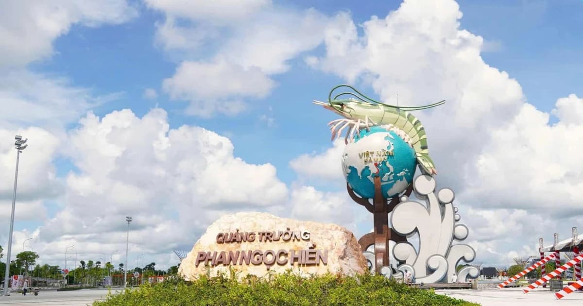 Ấn tượng Quảng trường với biểu tượng con tôm khổng lồ ở Cà Mau