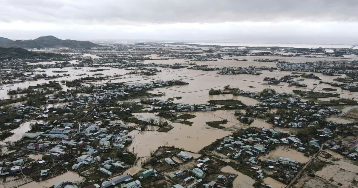 Thầy cô Gia Lai tất bật dọn trường sau lũ