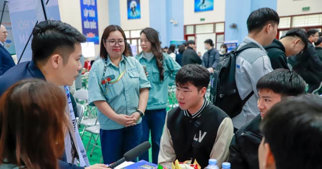 Nhiều sinh viên 'chốt việc' tại Ngày hội việc làm ở Bắc Ninh