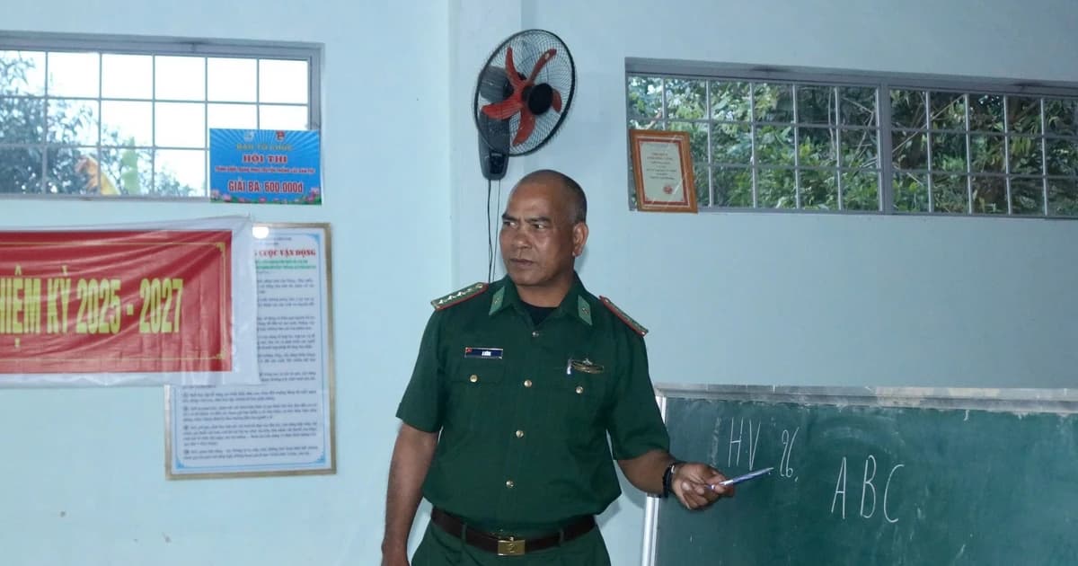 Người lính biên phòng mang con chữ về với buôn làng