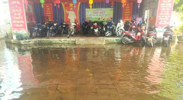 Học sinh một trường mầm non ở Cà Mau thường xuyên ‘chạy lớp’ vì ngập nước