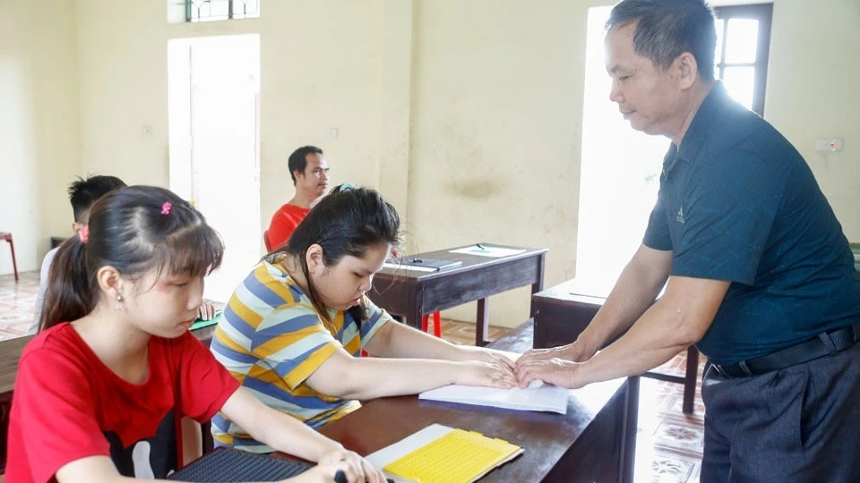 Giữ chuẩn phổ cập bằng sức mạnh cộng đồng