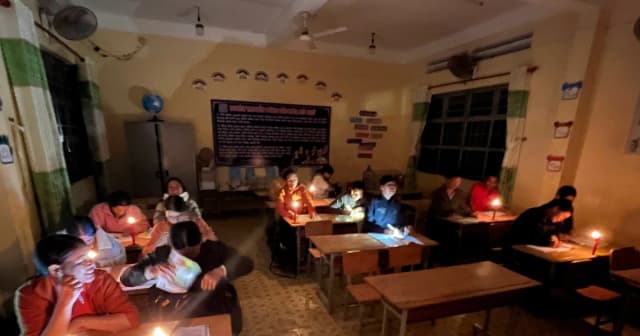 Thắp sáng con chữ cho đồng bào dân tộc thiểu số