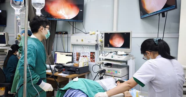 Giun tóc ký sinh dày đặc trong đại tràng vì thói quen ăn rau sống, đồ tái