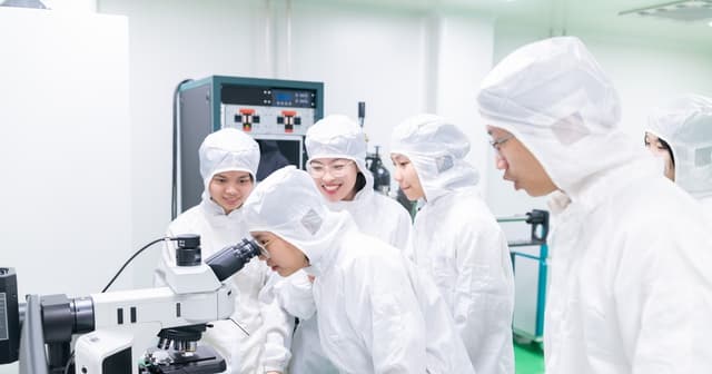 Thứ trưởng Bộ Giáo dục và Đào tạo khẳng định: 'Đại học không phải là chỗ để học đại'