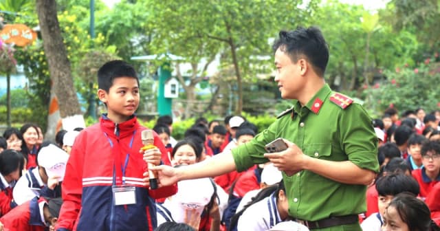 Xây dựng trường học không khói thuốc: Bắt đầu từ cổng trường an toàn