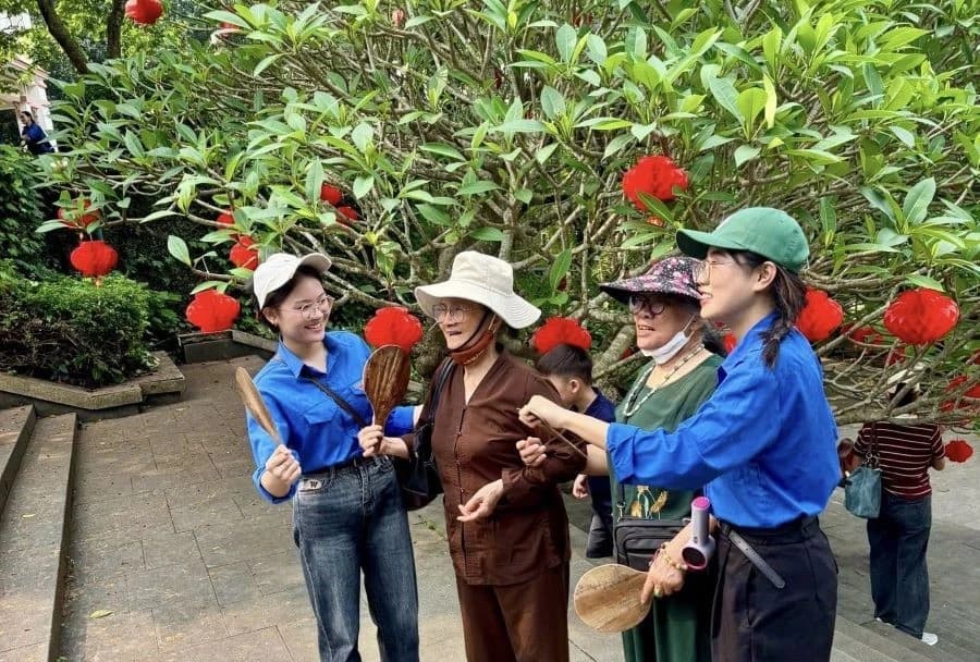 Sắc xanh Trường Đại học Hùng Vương lan tỏa tại Lễ hội Đền Hùng 2026