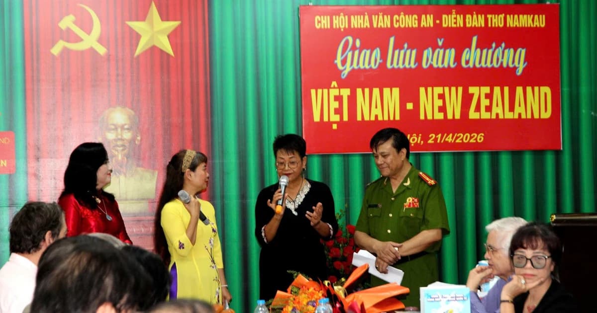 Nhà thơ New Zealand đến Việt Nam với tâm thức học trò