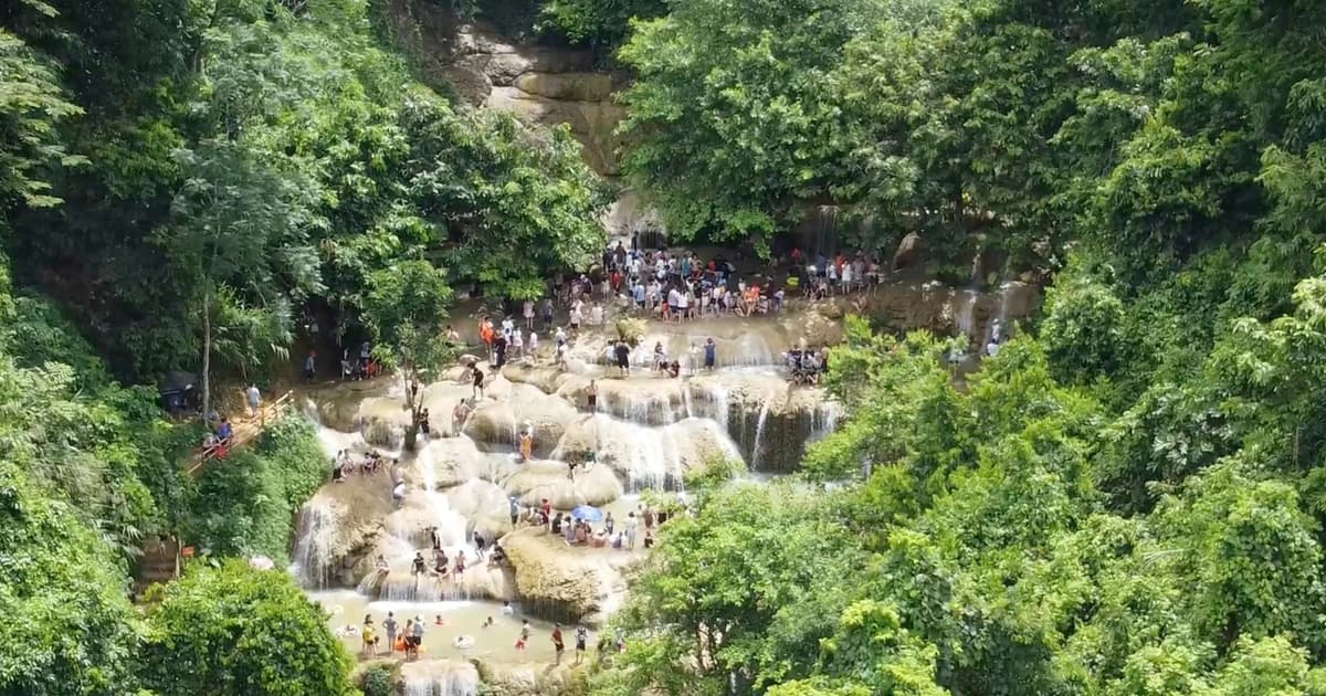 Thác Mây đẹp hoang sơ hút hàng nghìn du khách dịp hè
