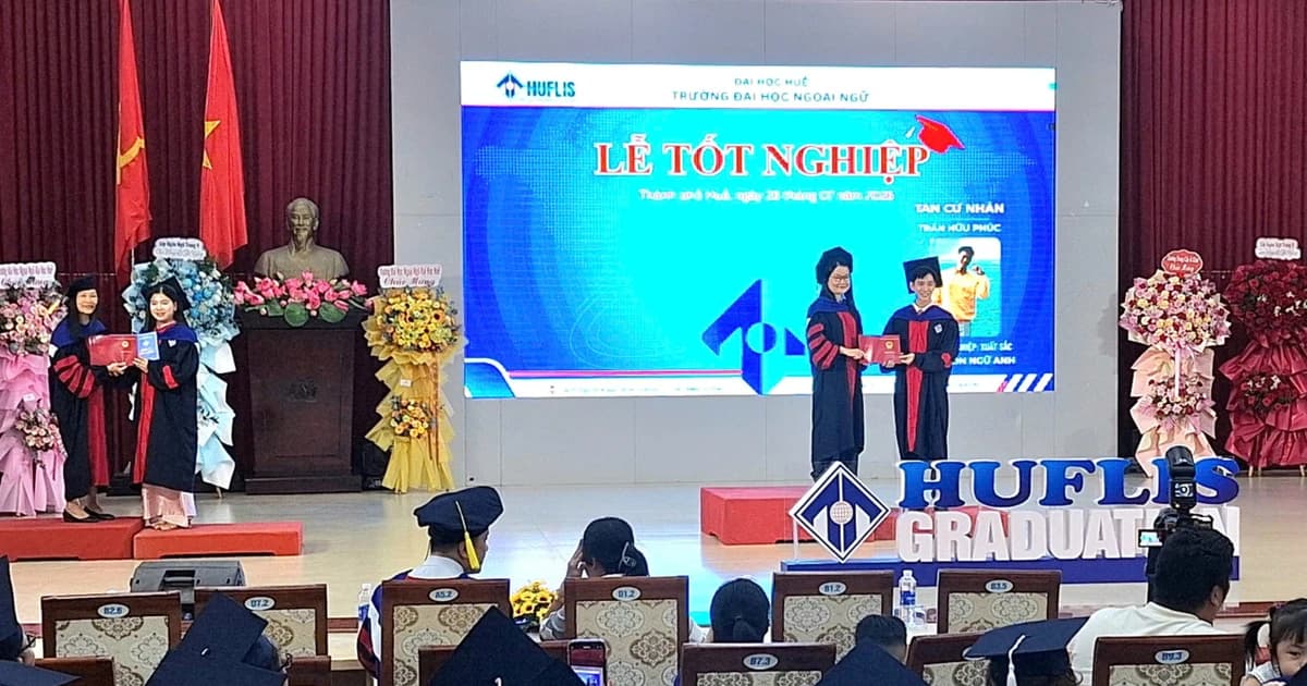 Trường ĐH Ngoại ngữ Huế trao bằng cử nhân văn bằng 2 cho 773 học viên
