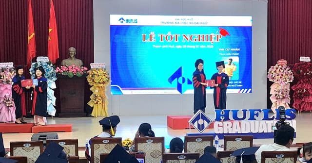 Trường ĐH Ngoại ngữ Huế trao bằng cử nhân văn bằng 2 cho 773 học viên