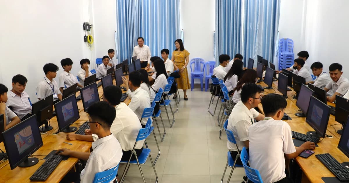 Học viên GDTX Cà Mau hào hứng với hội thi học tập và làm theo Bác trên máy tính