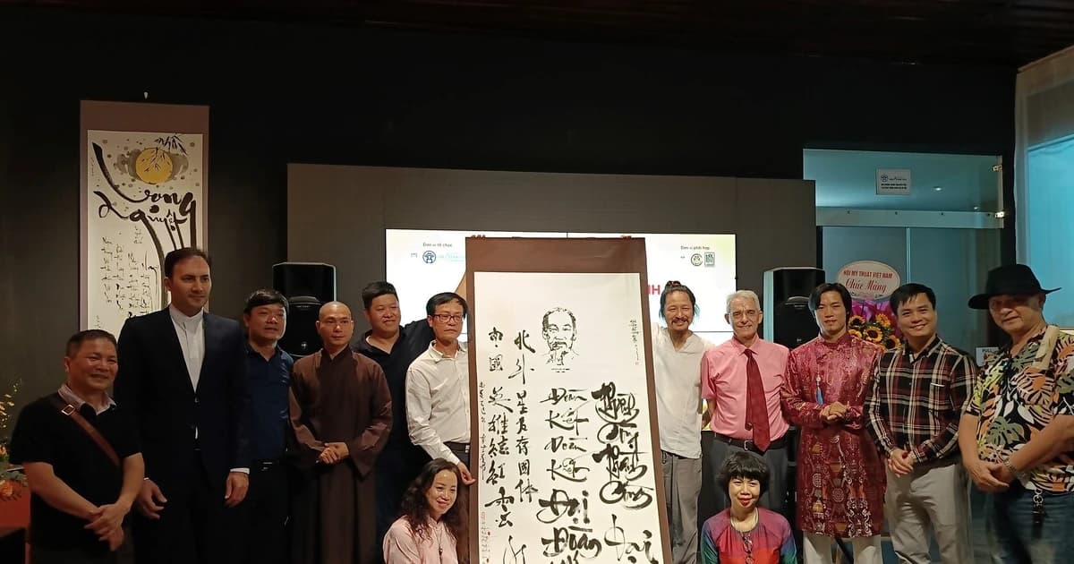 Ngắm thơ Bác qua lăng kính thư họa