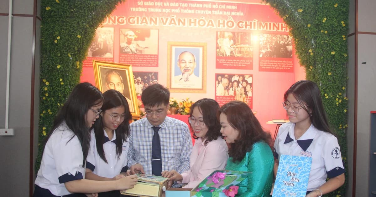 Học sinh trường chuyên thiết kế sách về Bác Hồ bằng tiếng Anh, Pháp, Đức