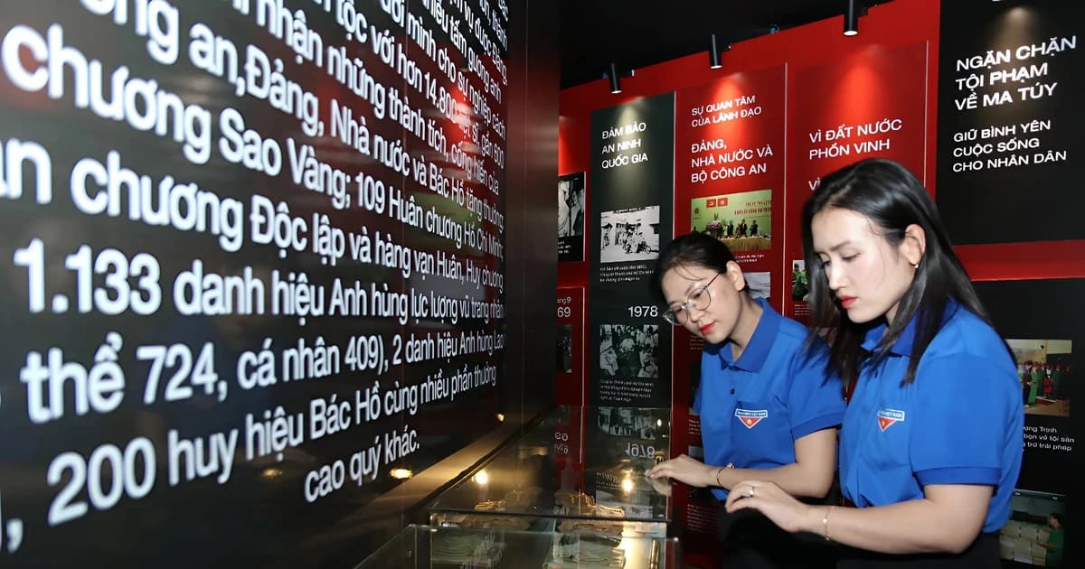 Hàng trăm tư liệu quý tại triển lãm 'Hồ Chí Minh đẹp nhất tên Người'