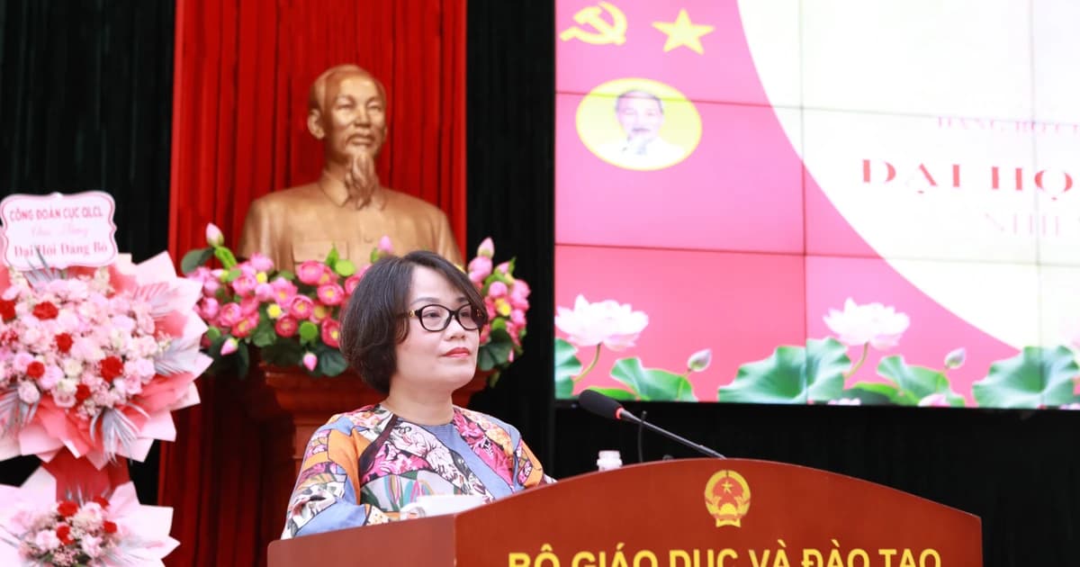 Sĩ tử thở phào sau khi hoàn thành Kỳ thi tuyển sinh 10 hệ không chuyên