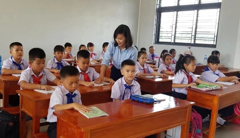 Sở GD&ĐT Quảng Trị biệt phái 4 giáo viên sang Lào dạy tiếng Việt