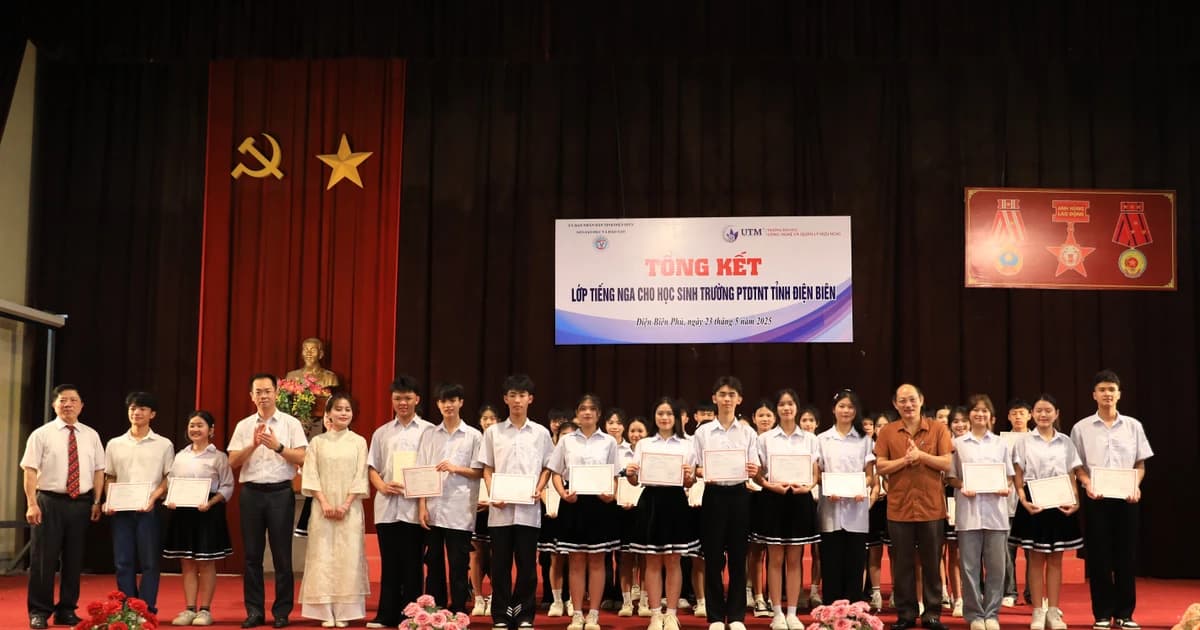 40 học sinh Trường PTDTNT tỉnh Điện Biên hoàn thành khóa học tiếng Nga
