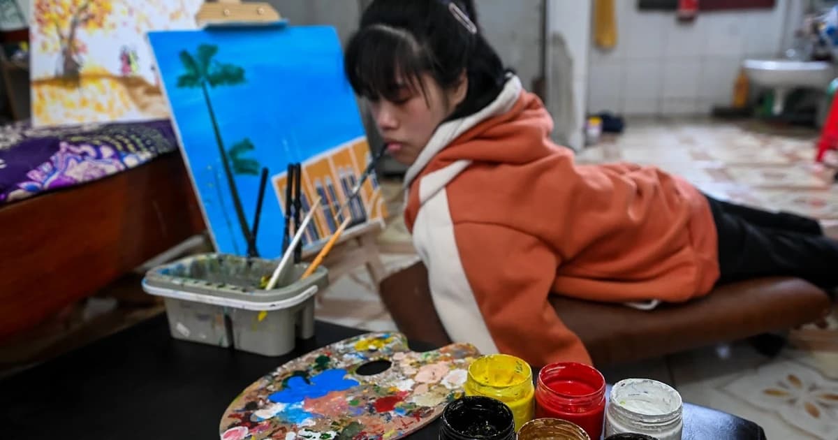 Cô gái vẽ tranh bằng… miệng