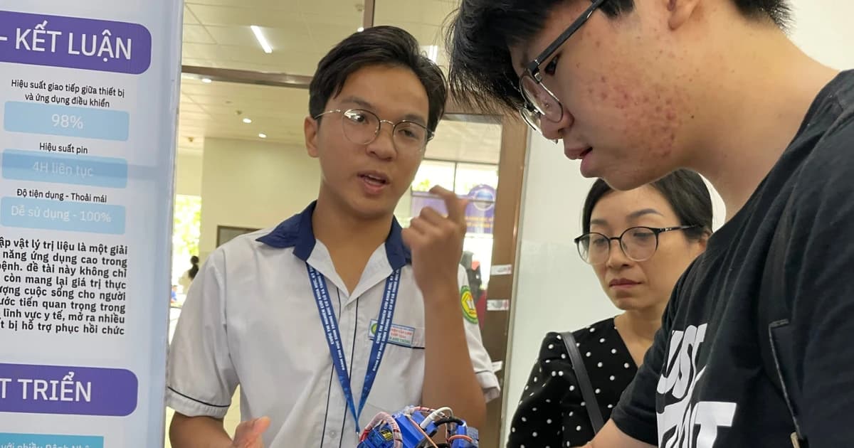 Học sinh chế tạo găng tay hỗ trợ người tai biến