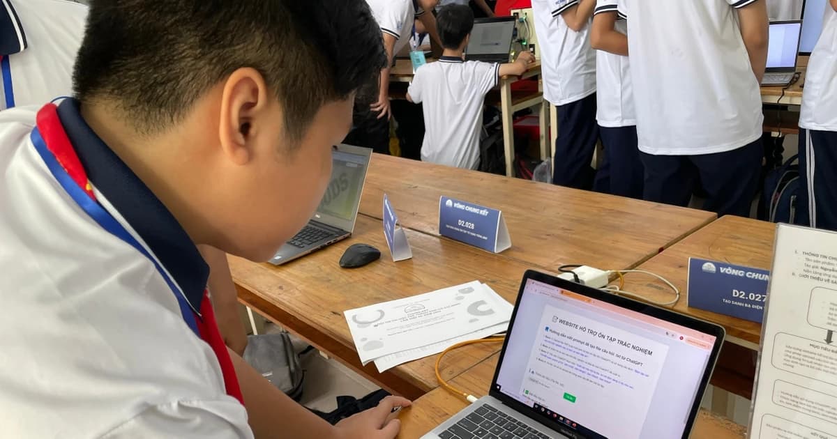 Bệ đỡ từ niềm đam mê tin học