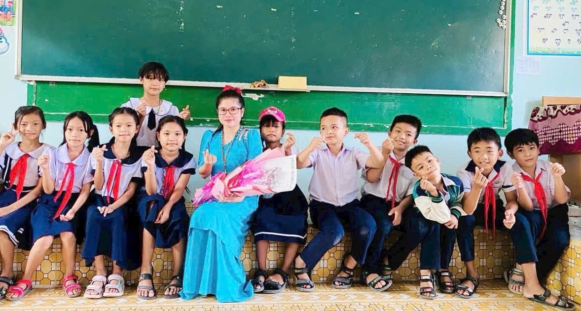 Cô giáo trẻ 'thắp lửa' nghệ thuật với học trò nơi miền cát trắng