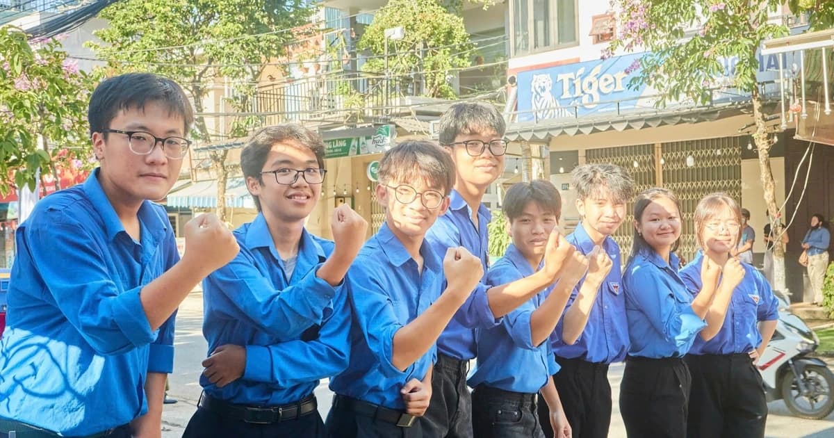 Đà Nẵng: Tình nguyện viên che nắng cho thí sinh dự thi vào lớp 10