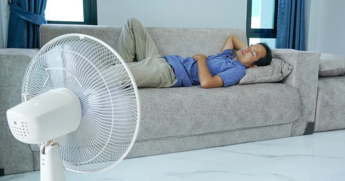 Bốn nguy cơ sức khỏe khi bật quạt suốt đêm