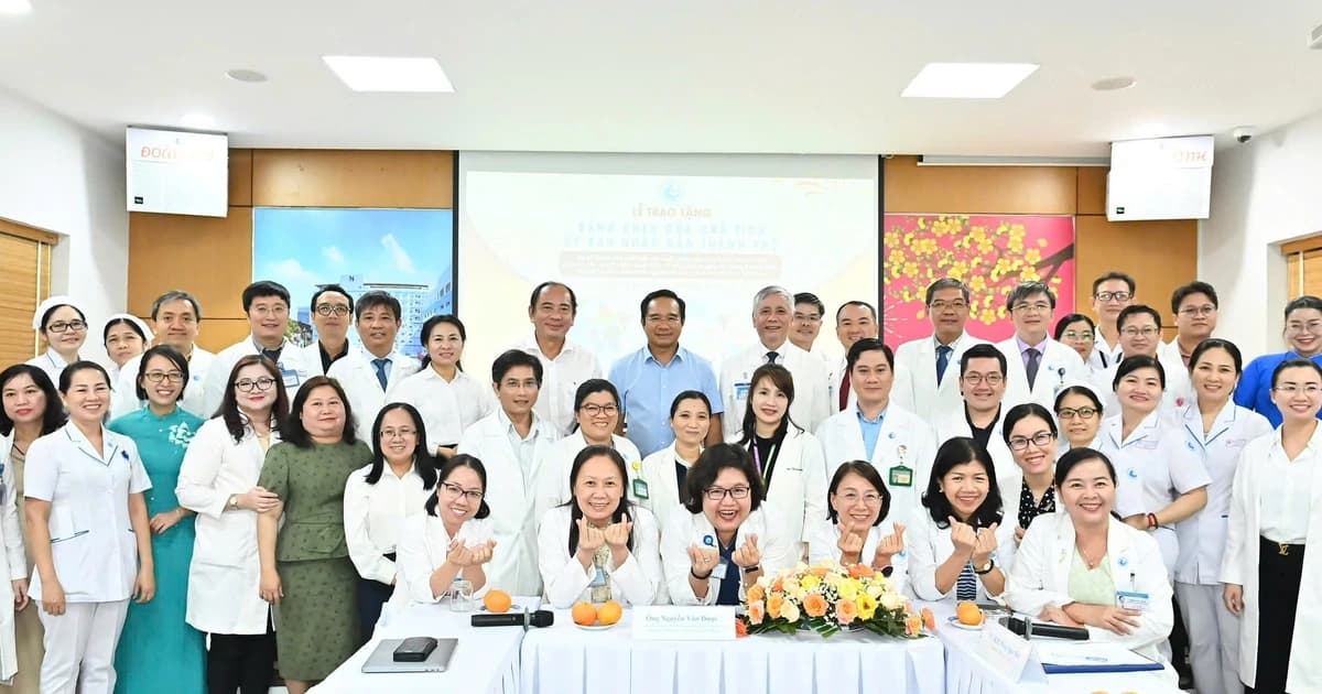 Khen thưởng ekip can thiệp tim bào thai cho sản phụ Singapore