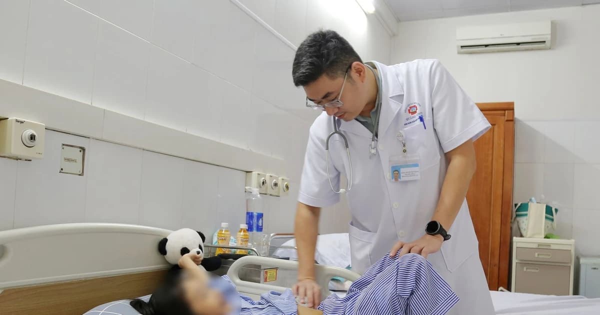 Bé gái 6 tuổi có khối u buồng trứng gần 10cm