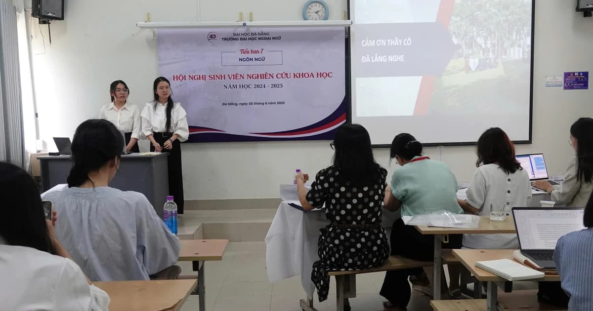 Trường Đại học Ngoại ngữ Đà Nẵng trao bằng tốt nghiệp năm 2025