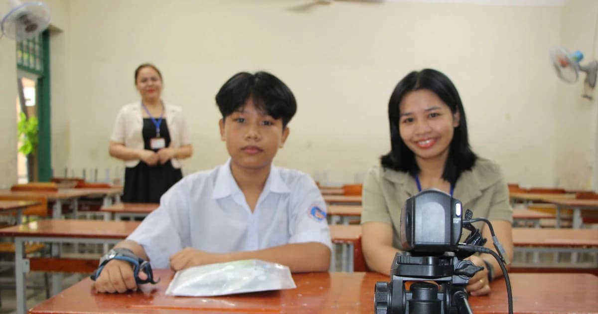 Kỳ thi vào lớp 10 TPHCM: Thí sinh bị gãy tay được giáo viên viết hộ bài thi