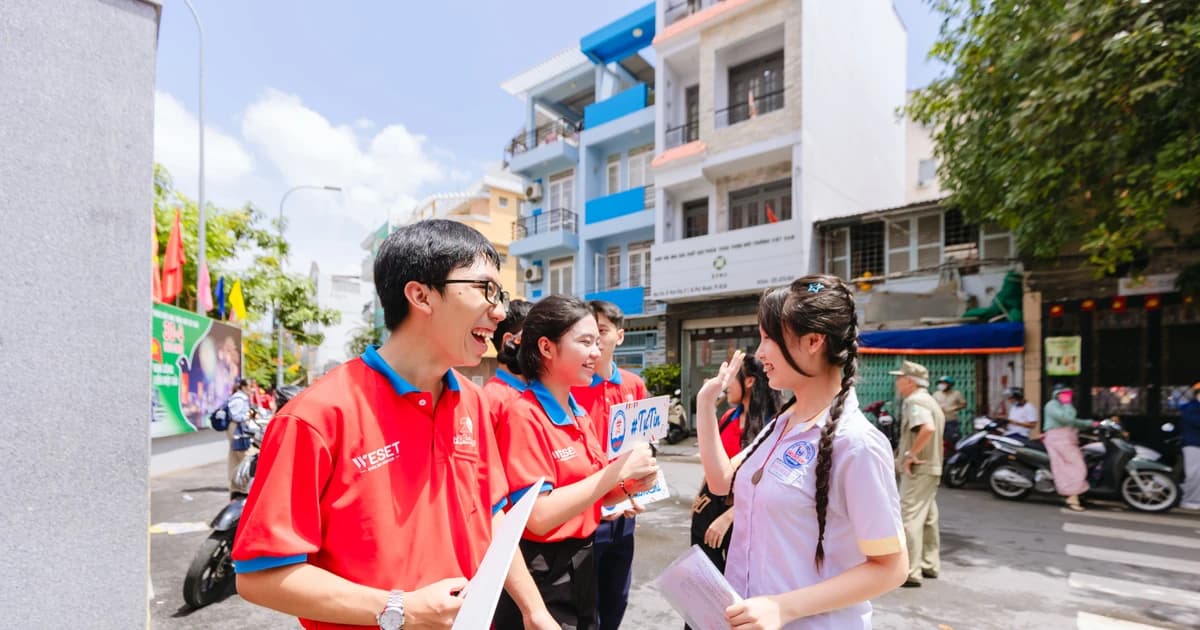 Rực sắc đỏ tình nguyện tại các điểm thi vào lớp 10 TPHCM