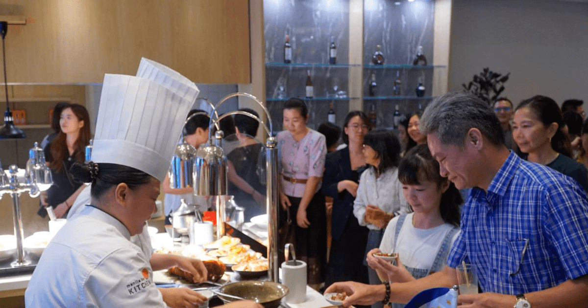 Du khách thích thú trải nghiệm ẩm thực Philippines tại Hà Nội