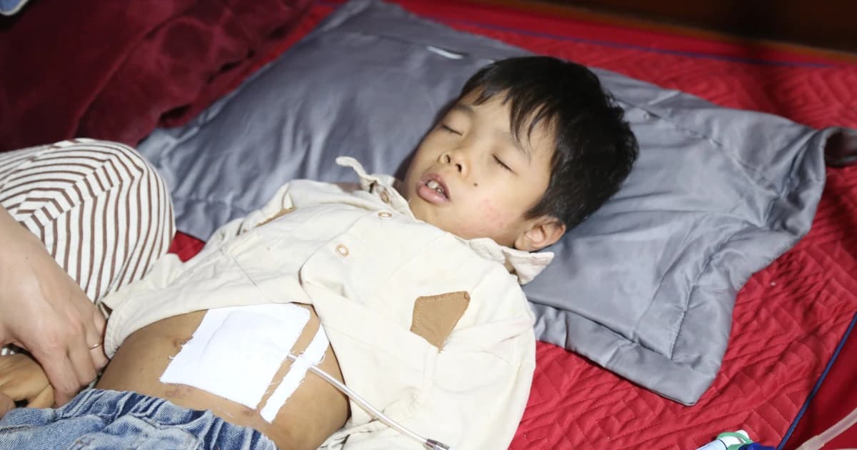 Con 8 tuổi suy thận giai đoạn cuối, mẹ nghèo gạt nước mắt hiến thận để cứu con