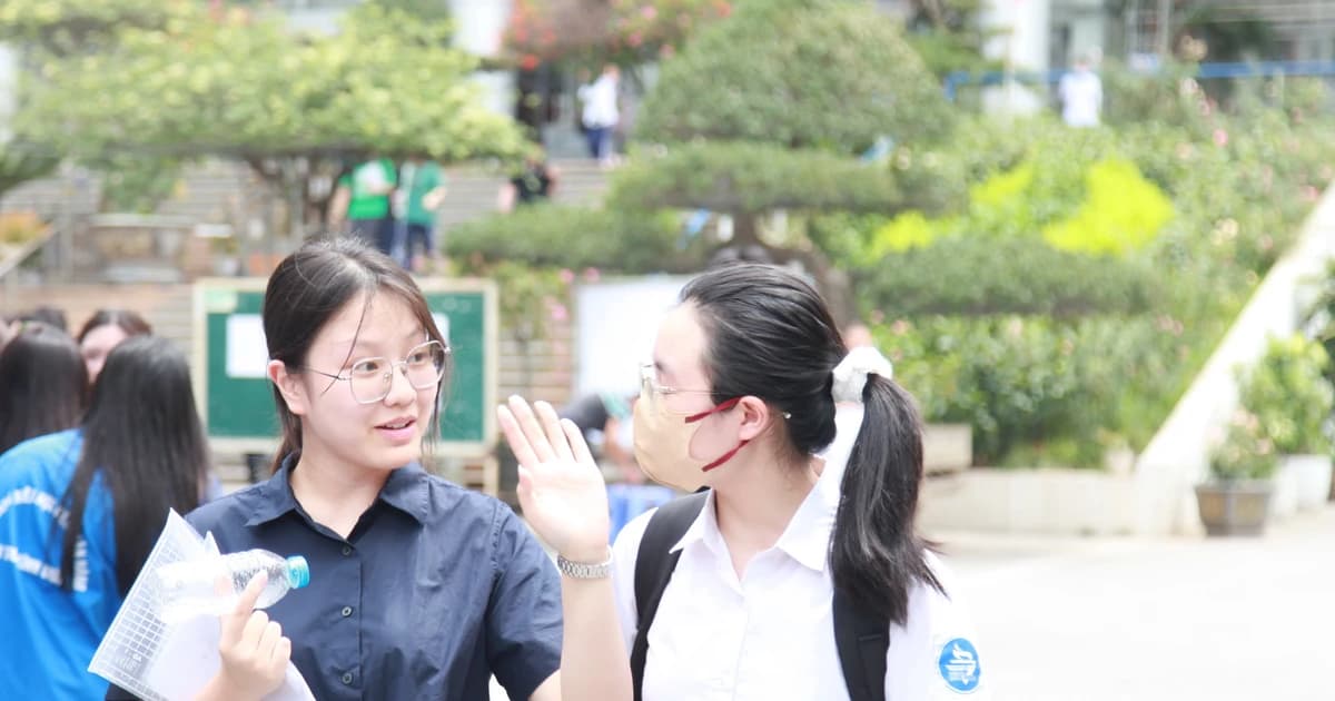 Học sinh Hà Nội dạt dào cảm xúc làm bài thi Ngữ văn chuyên
