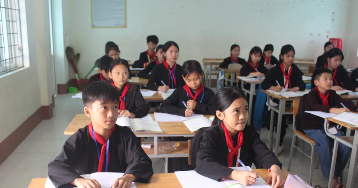 Chính sách miễn học phí: Học sinh vùng khó khăn yên tâm tới trường